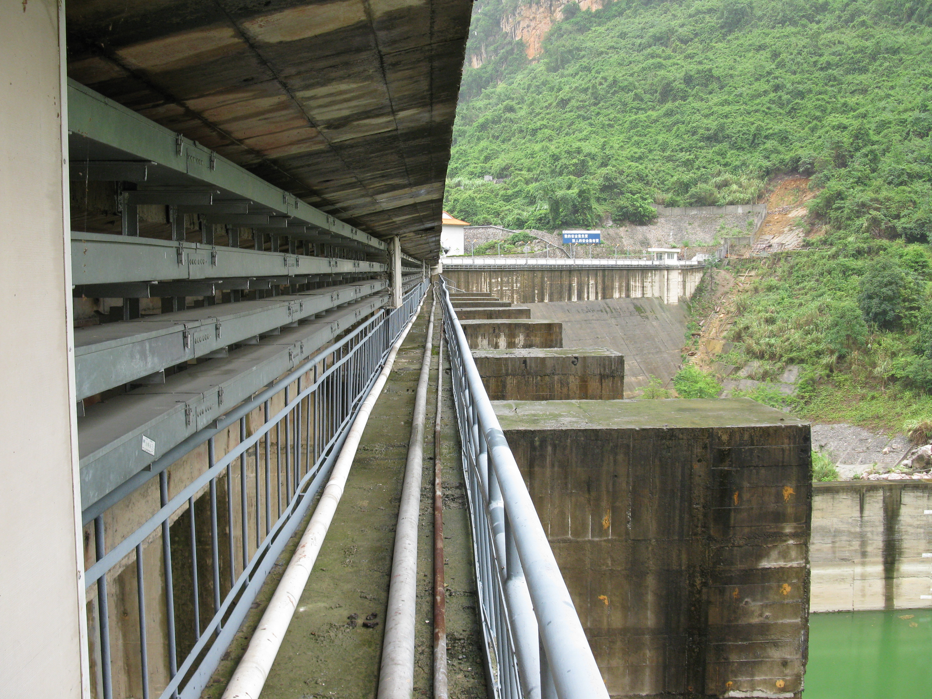 天生橋二級電站壩索電纜橋架